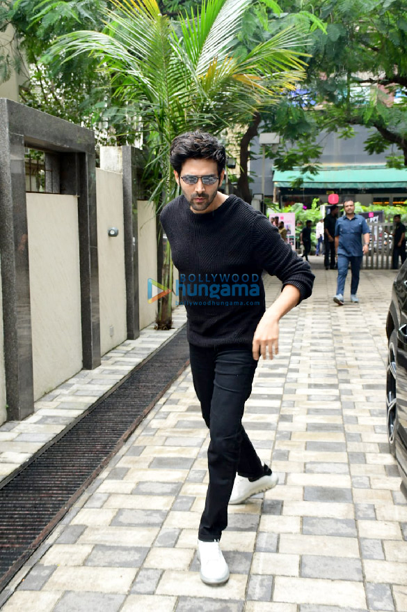photos kartik aaryan snapped at the t series office in andheri 3 3
