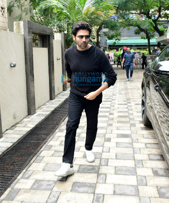 photos kartik aaryan snapped at the t series office in andheri 4 3