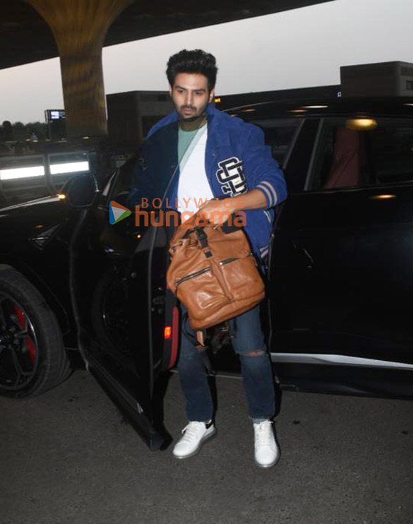 photos kartik aaryan snapped at the airport 1 3