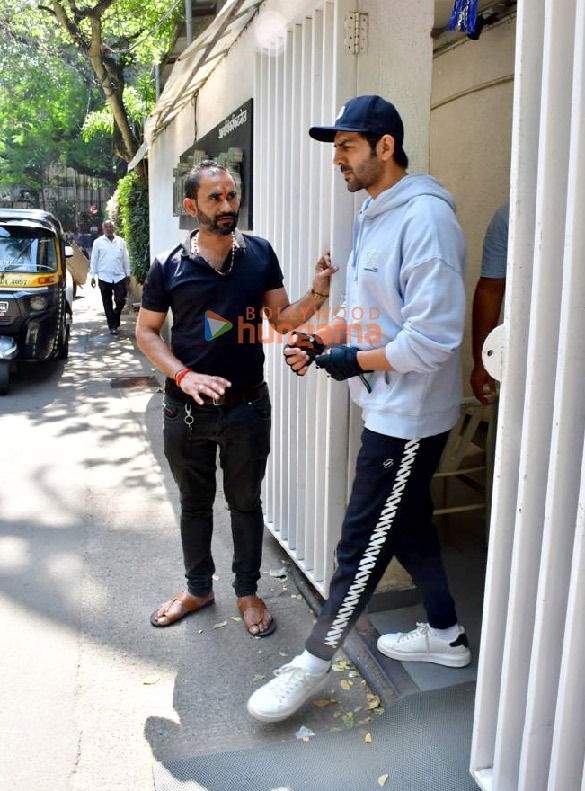 Photos: Kartik Aaryan snapped at the gym in Juhu Photos: Kartik Aaryan snapped at the gym in Juhu