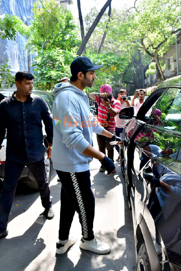 photos kartik aaryan snapped at the gym in juhu 4 3
