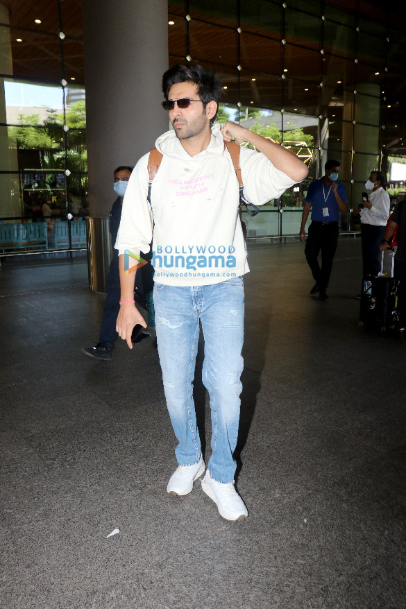 Photos Kriti Sanon, Bhushan Kumar, Om Raut and others snapped at the Mumbai airport (3)