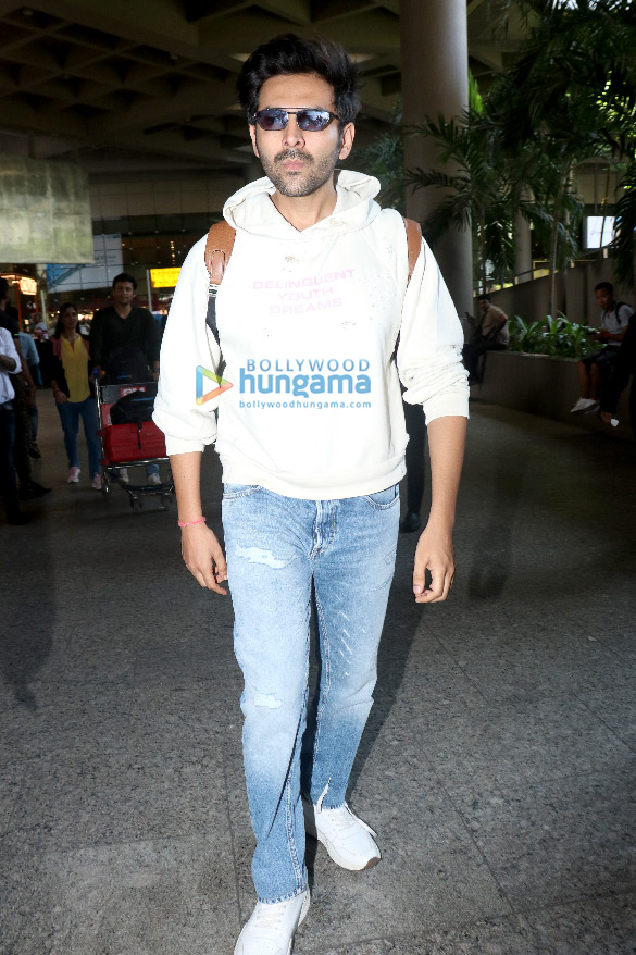 Photos Kriti Sanon, Bhushan Kumar, Om Raut and others snapped at the Mumbai airport (4)