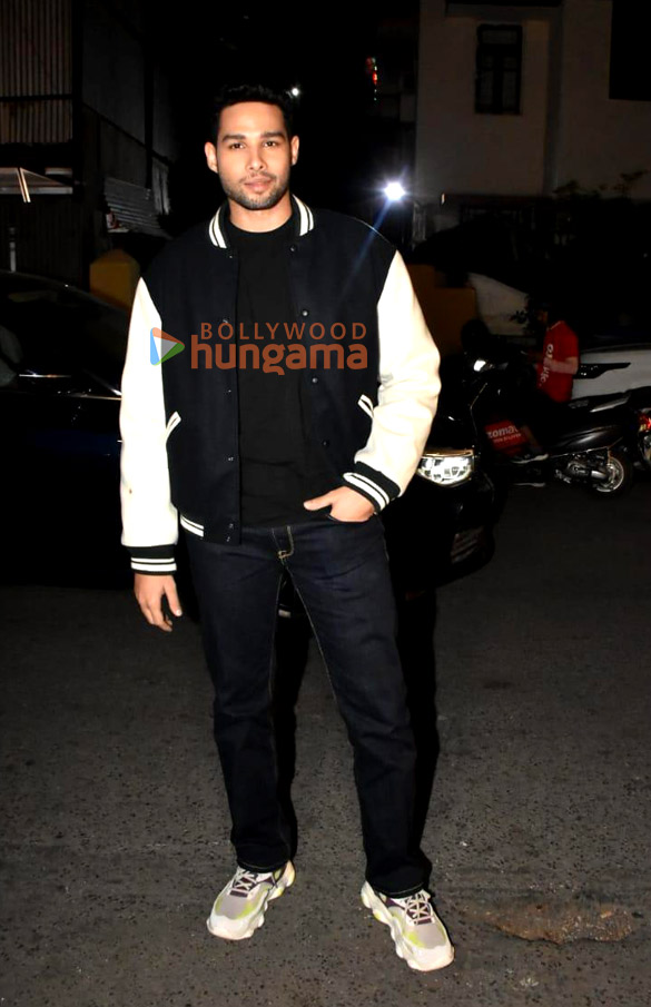 photos navya naveli nanda shanaya kapoor siddhant chaturvedi and others snapped at ananya pandays birthday dinner at mizu in bandra 2