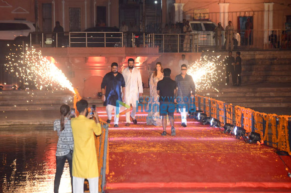 photos prabhas kriti sanon om raut and bhushan kumar attend the teaser launch of their film adipurush in ayodhya 5