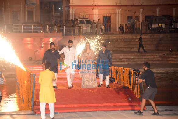 photos prabhas kriti sanon om raut and bhushan kumar attend the teaser launch of their film adipurush in ayodhya 6