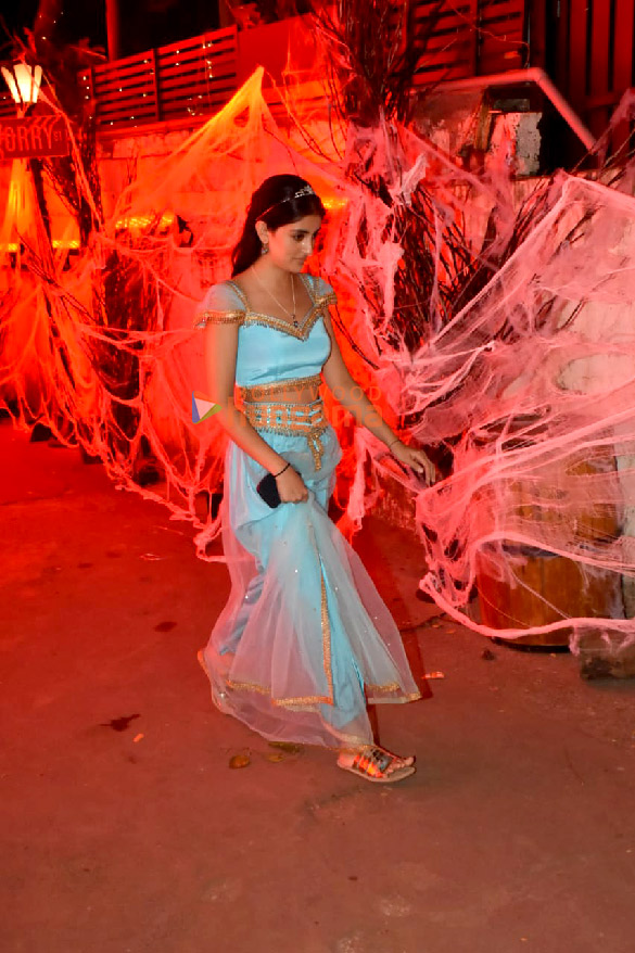 photos sara ali khan janhvi kapoor aryan khan ananya panday and others snapped at organ awatramanis halloween party 11