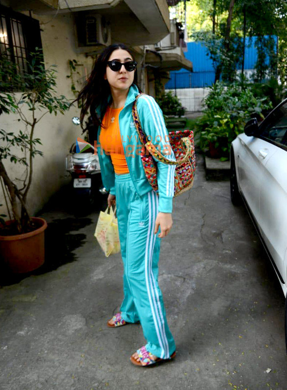 photos sara ali khan snapped at kromakay salon in juhu 3 2