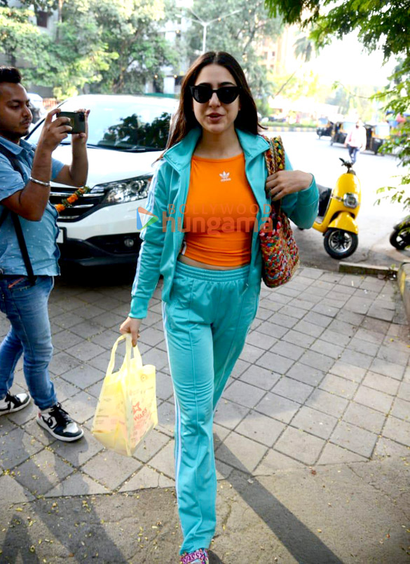 photos sara ali khan snapped at kromakay salon in juhu 4 2