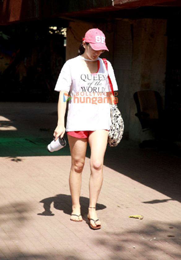 photos sara ali khan spotted outside a pilates studio 1 8