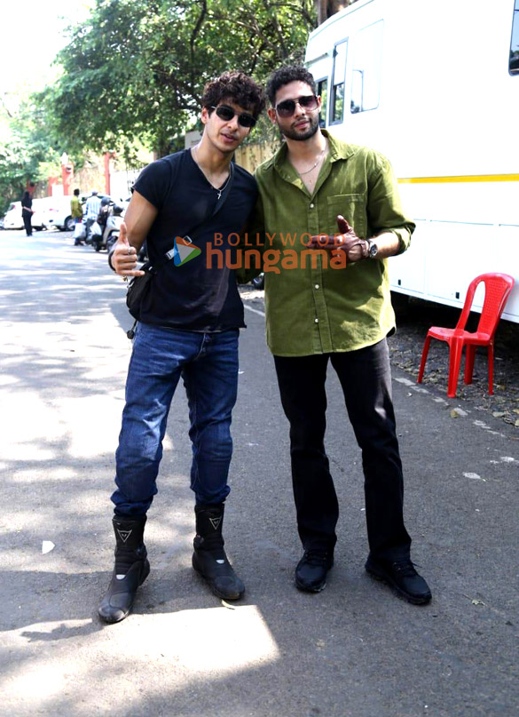 photos siddhant chaturvedi and ishaan khatter arrive on bikes on bigg boss 16 set for phone bhoot promotions 3