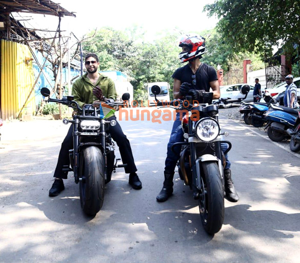 photos siddhant chaturvedi and ishaan khatter arrive on bikes on bigg boss 16 set for phone bhoot promotions 6