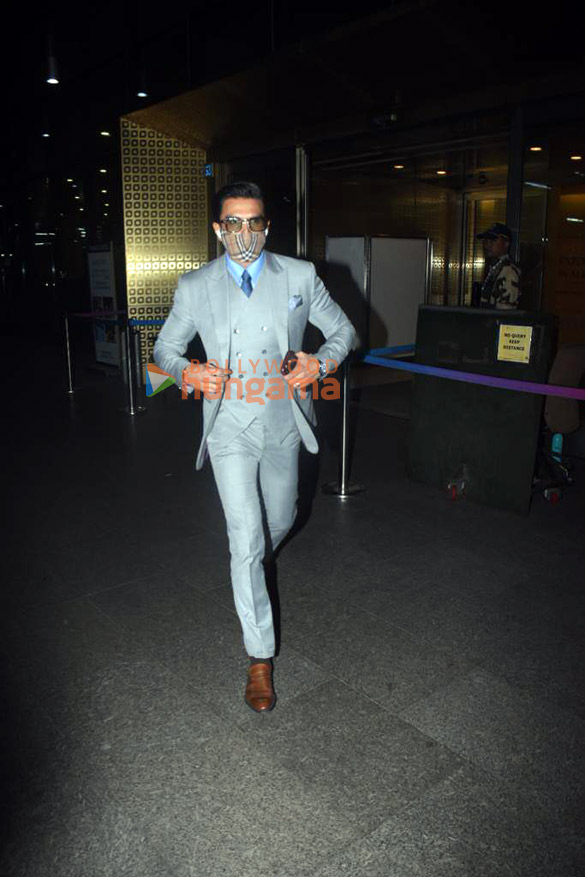 photos sidharth malhotra ranveer singh malaika arora and others snapped at the airport7 1