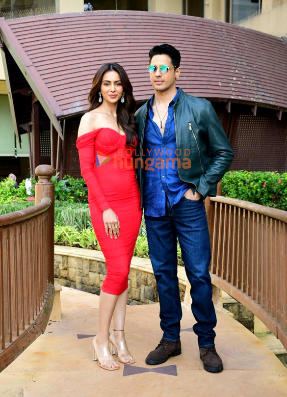 photos sidharth malhotra and rakul preet singh snapped during thank god promotions in mumbai 6