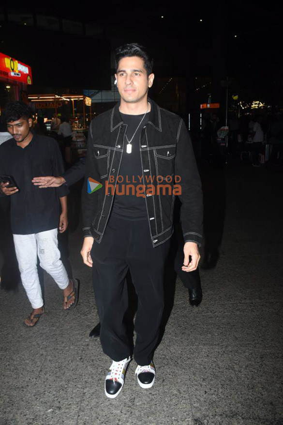 Photos: Sidharth Malhotra, Ranveer Singh, Malaika Arora and others snapped at the airport Photos: Sidharth Malhotra, Ranveer Singh, Malaika Arora and others snapped at the airport