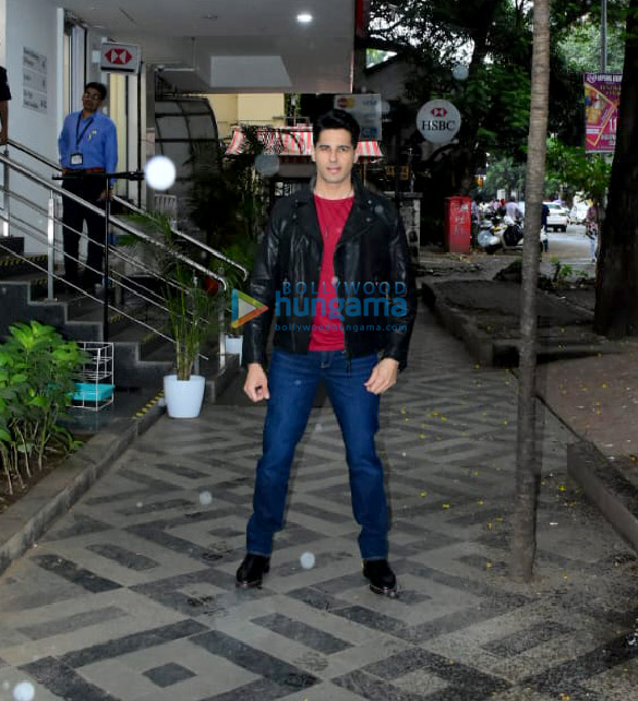 photos sidharth malhotra snapped in bandra 4