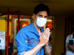 Photos: Sidharth Malhotra spotted at Mukteshwar Temple in Juhu