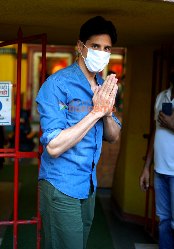 photos sidharth malhotra spotted at mukteshwar temple in juhu 1