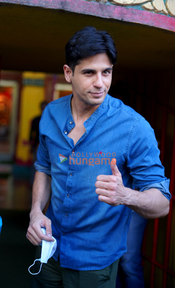 photos sidharth malhotra spotted at mukteshwar temple in juhu 2