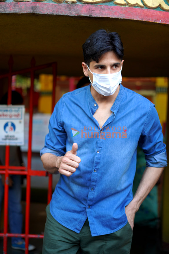 photos sidharth malhotra spotted at mukteshwar temple in juhu 5