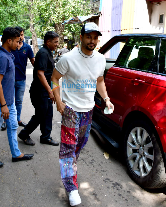 photos soha ali khan kunal kemmu snapped host their daughter inaaya naumis birthday in mumbai 3