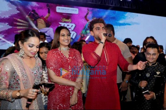 photos sonakshi sinha zaheer iqbal and sanjay dutt snapped at navratri celebrations in mumbai 5
