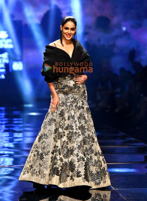 photos tara sutaria and genelia dsouza turn showstoppers on day 4 of the lakme fashion week 2022 2