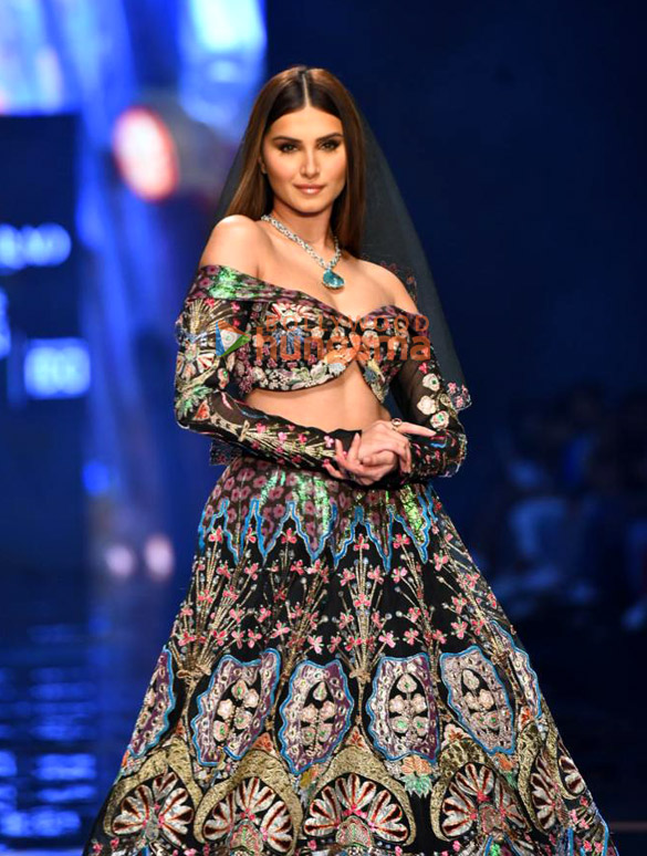 photos tara sutaria and genelia dsouza turn showstoppers on day 4 of the lakme fashion week 2022 3