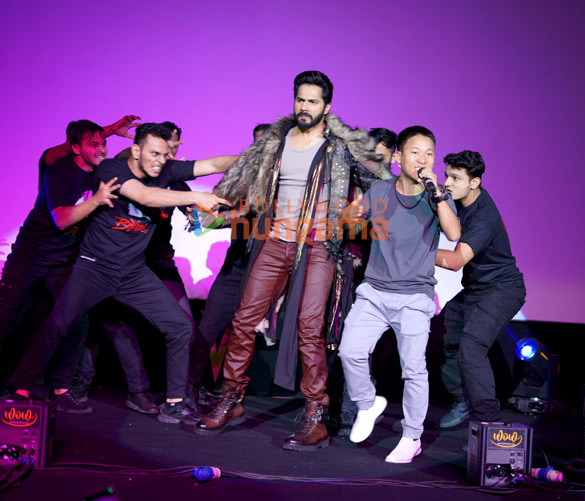 photos varun dhawan kriti sanon dinesh vijan and others grace the trailer launch of bhediya 6