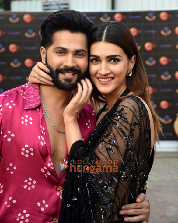 Photos: Varun Dhawan and Kriti Sanon promote Bhediya in Mumbai Photos: Varun Dhawan and Kriti Sanon promote Bhediya in Mumbai