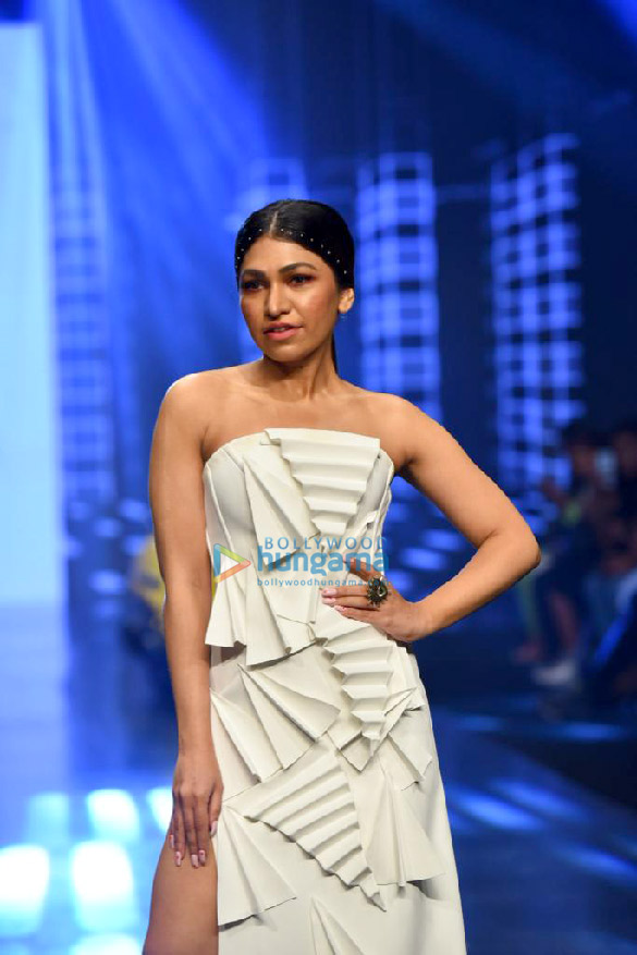 photos vidya malvade and tulsi kumar walk the ramp at the bombay times fashion week 2022 4