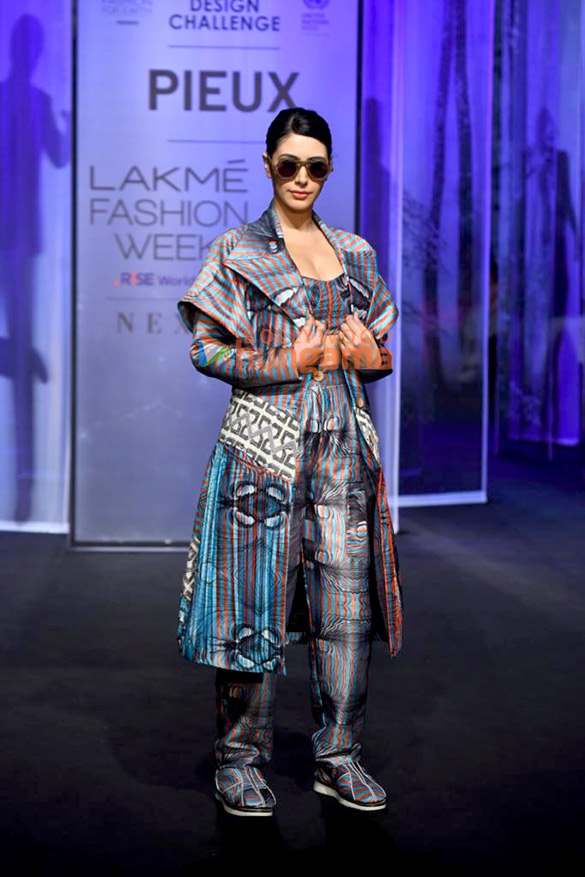 photos warina hussain and kanika kapoor walk the ramp as the show stoppers for swati kapoor at the lakme fashion week 2022 1