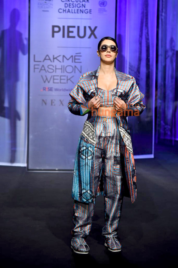 photos warina hussain and kanika kapoor walk the ramp as the show stoppers for swati kapoor at the lakme fashion week 2022 5
