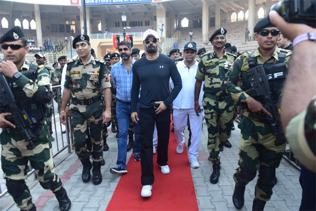 Suniel Shetty recites Border dialogue as he flags off BSF marathon 2022 at JCP Attari, see photos