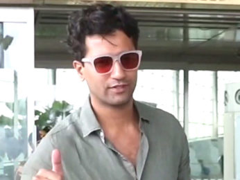 The charming Vicky Kaushal gets clicked at the airport while posing for a selfie with fan The charming Vicky Kaushal gets clicked at the airport while posing for a selfie with fan