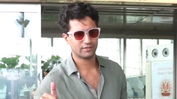 The charming Vicky Kaushal gets clicked at the airport while posing for a selfie with fan