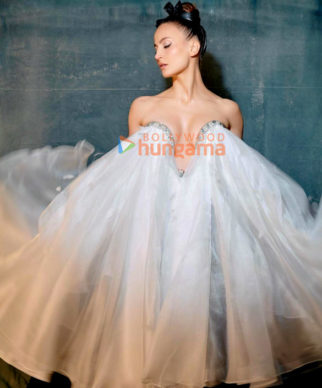 Celeb Photos Of Elli AvrRam