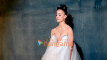 Celeb Photos Of Elli AvrRam