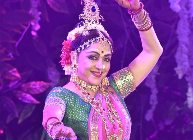 Hemamalini Hindi Xxx Video - Hema Malini turns into Radha, mesmerizes audience with her 'Radha Ras  Bhari' performance in Mathura : Bollywood News - Bollywood Hungama