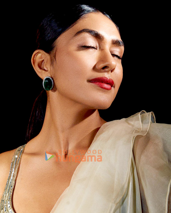 mrunal thakur 2 98