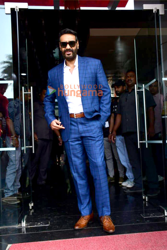 photos ajay devgn and tabu snapped promoting drishyam 2 on sets of the show jhalak dikhla jaa 5