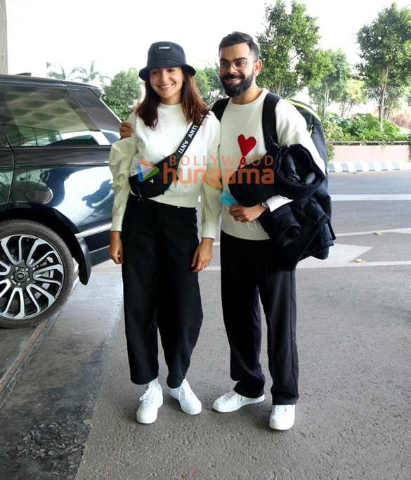 Photos: Anushka Sharma, Virat Kohli, Poonam Pandey and others snapped at the airport Photos: Anushka Sharma, Virat Kohli, Poonam Pandey and others snapped at the airport