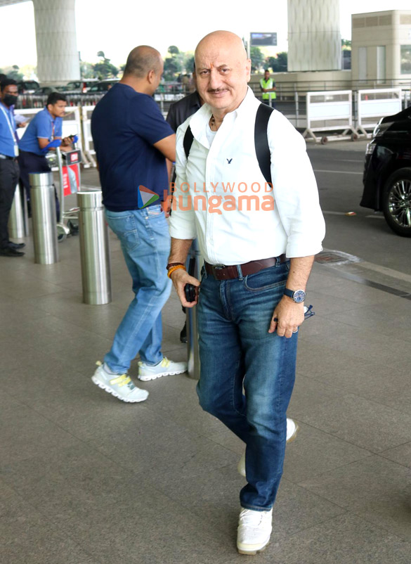 photos anushka sharma virat kohli poonam pandey and anupam kher snapped at the airport 5