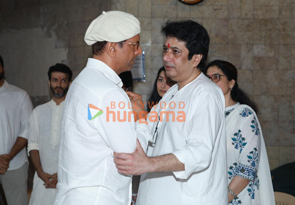 photos celebs attend the prayer meet of the late actor tabassum govil 8