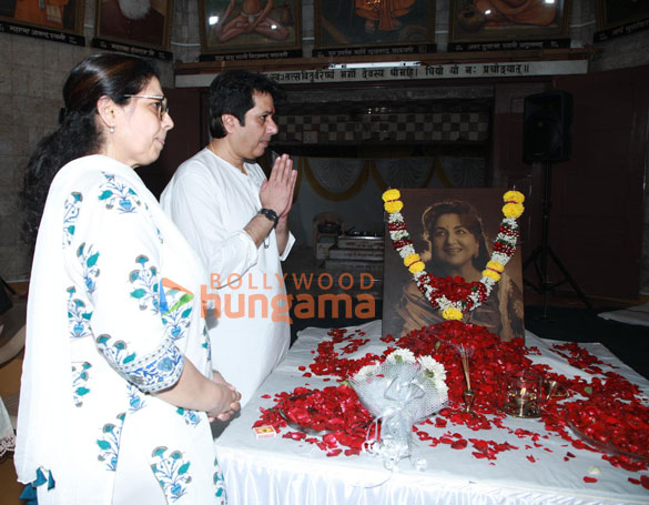 photos celebs attend the prayer meet of the late actor tabassum govil 9