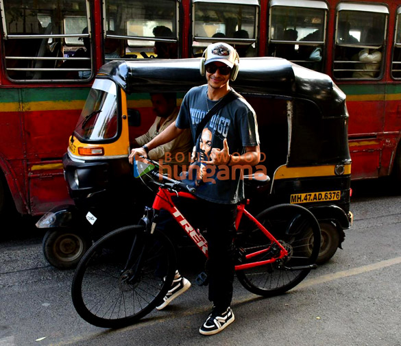 photos ishaan khatter snapped cycling in bandra 4