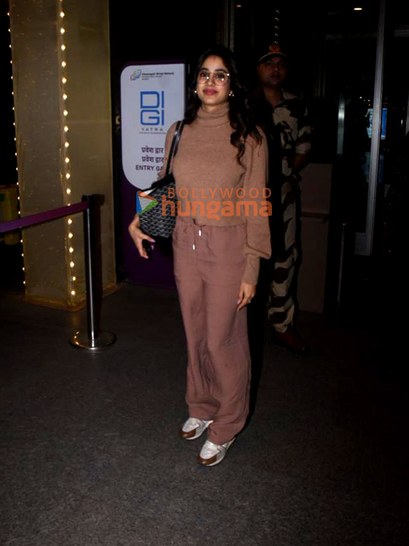 Photos: Janhvi Kapoor snapped at the airport