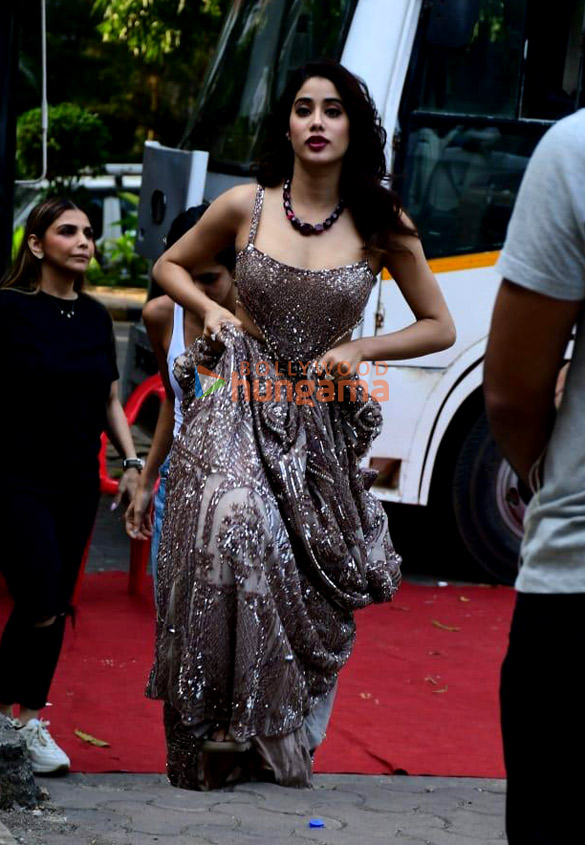 photos janhvi kapoor snapped on location of shoot 3