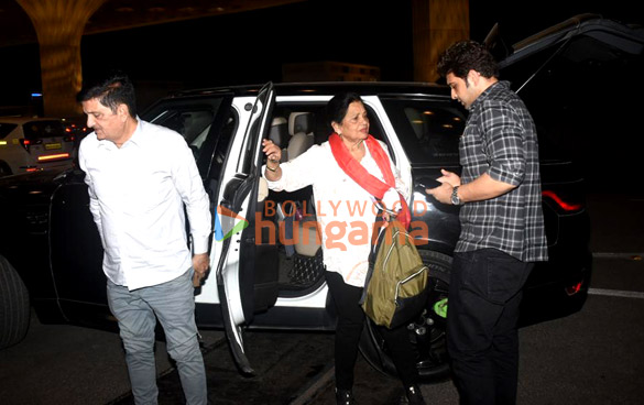 photos karan kundrra snapped at the airport 2