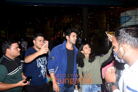 photos kartik aaryan snapped at the airport 2 4